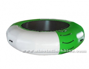 trampoline gonflable de l'eau d'enfants de petite taille