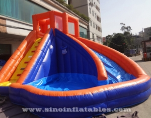 Toboggan gonflable banzai d'été d'arrière-cour avec piscine