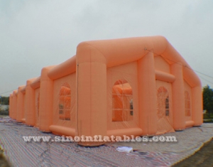 longue tente orange gonflable de rectangle