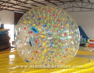 ballon zorb gonflable solaire géant avec des points colorés