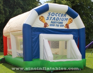 terrain de football gonflable pour enfants avec toit