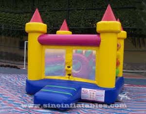 château de saut gonflable coloré d'arrière-cour d'enfants avec l'anneau de pilier n à l'intérieur