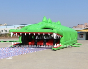 Grand parcours d'obstacles gonflable pour adultes crocodile