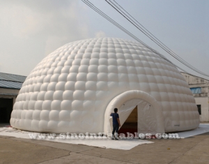 tente gonflable géante en forme de dôme igloo avec entrées de tunnel