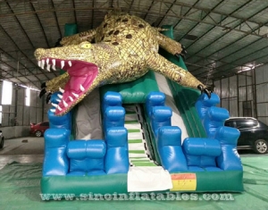 toboggan gonflable géant en crocodile
