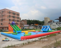 enfants n adultes grand parc aquatique gonflable sur la terre avec grande piscine