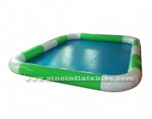 grande piscine gonflable pour jouer au ballon d'eau
