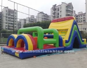 parcours d'obstacles gonflables enfants arc-en-ciel