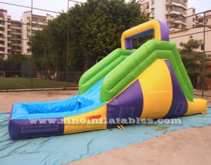 toboggan gonflable pour enfants avec piscine