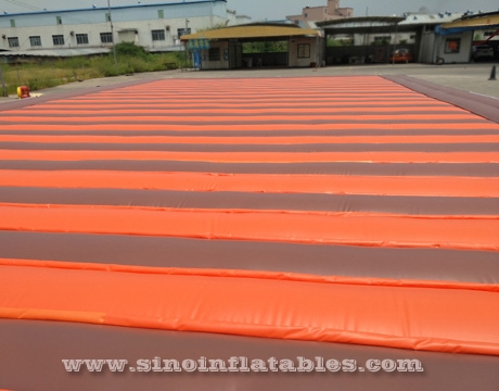 giant inflatable bounce jump pad