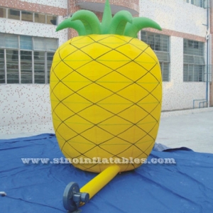Énorme jaune gonflable de la publicité de l'ananas
