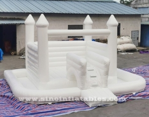 château gonflable tout blanc avec toboggan et piscine à balles