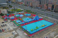 notre société a mis en place un nouveau parc aquatique gonflable géant sur un terrain en location dans la ville de dongguan